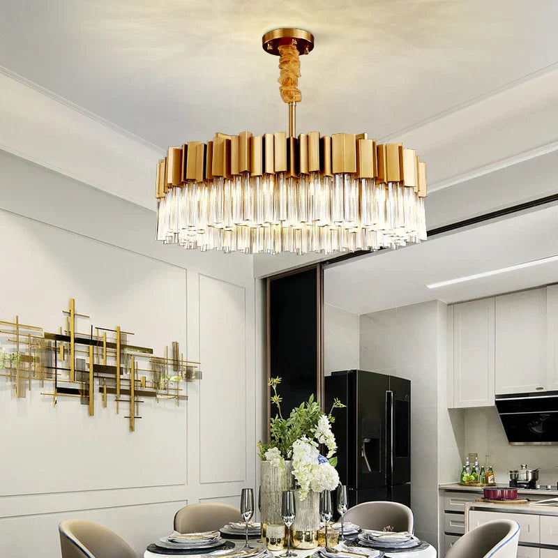 ثريا كريستال ذهبية من الستانلس ستيل من DecorBites™ لإضاءة بهو أنيقة