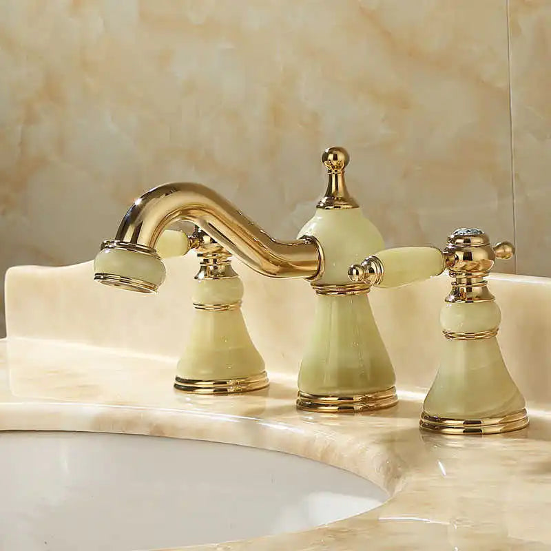 DecorBites™ خلاط حوض واسع بـ 3 فتحات من النحاس الذهبي واليشم بمقبضين