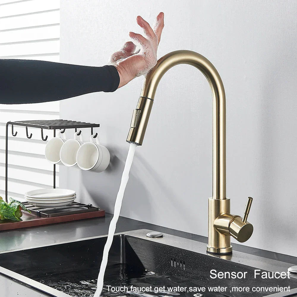 Robinet de cuisine doré DecorBites™ avec capteur tactile pour une expérience de mélange sensible
