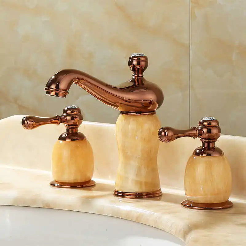 DecorBites™ خلاط حوض واسع بـ 3 فتحات من النحاس الذهبي واليشم بمقبضين
