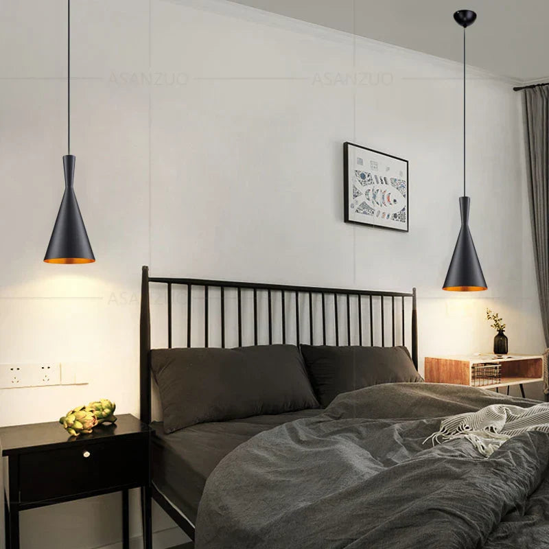 مصباح DecorBites™ المتدلي الموسيقي باللونين الأسود والذهبي لديكور غرف الطعام والمعيشة والبار