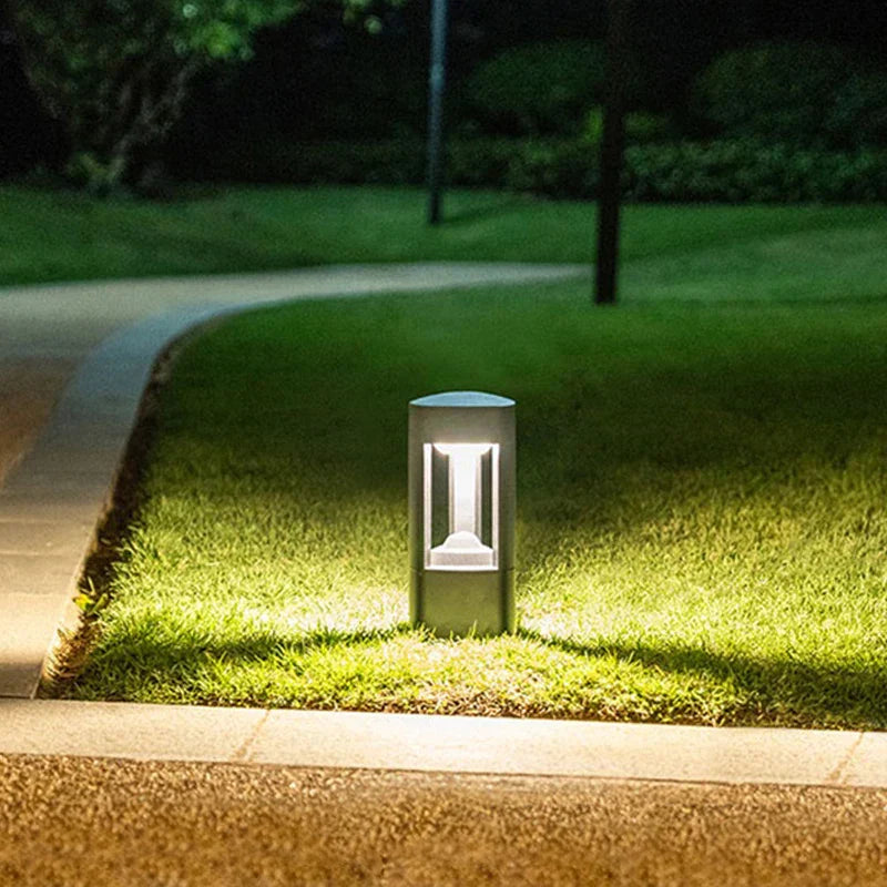مصباح عمود LED من DecorBites™: مصباح حديقة خارجي أنيق ومقاوم للماء للممرات