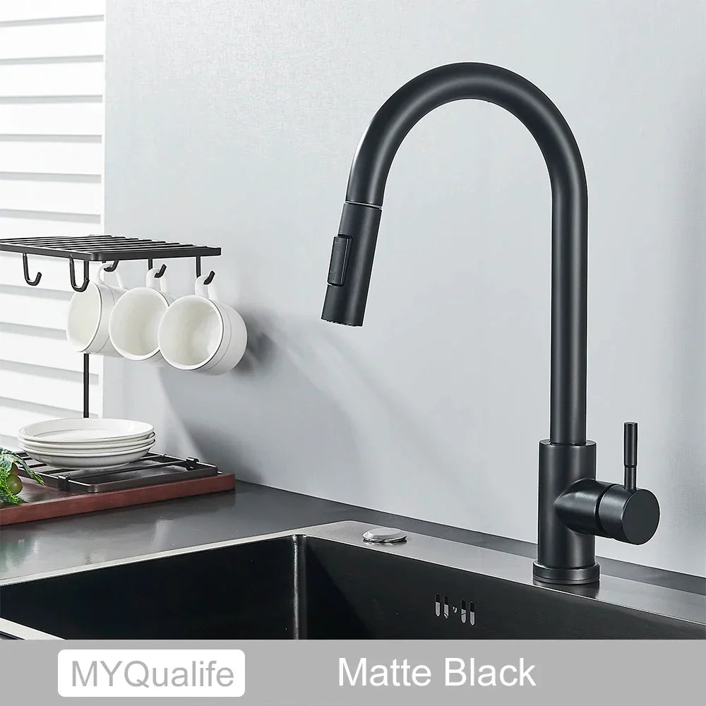 Robinet de cuisine doré DecorBites™ avec capteur tactile pour une expérience de mélange sensible