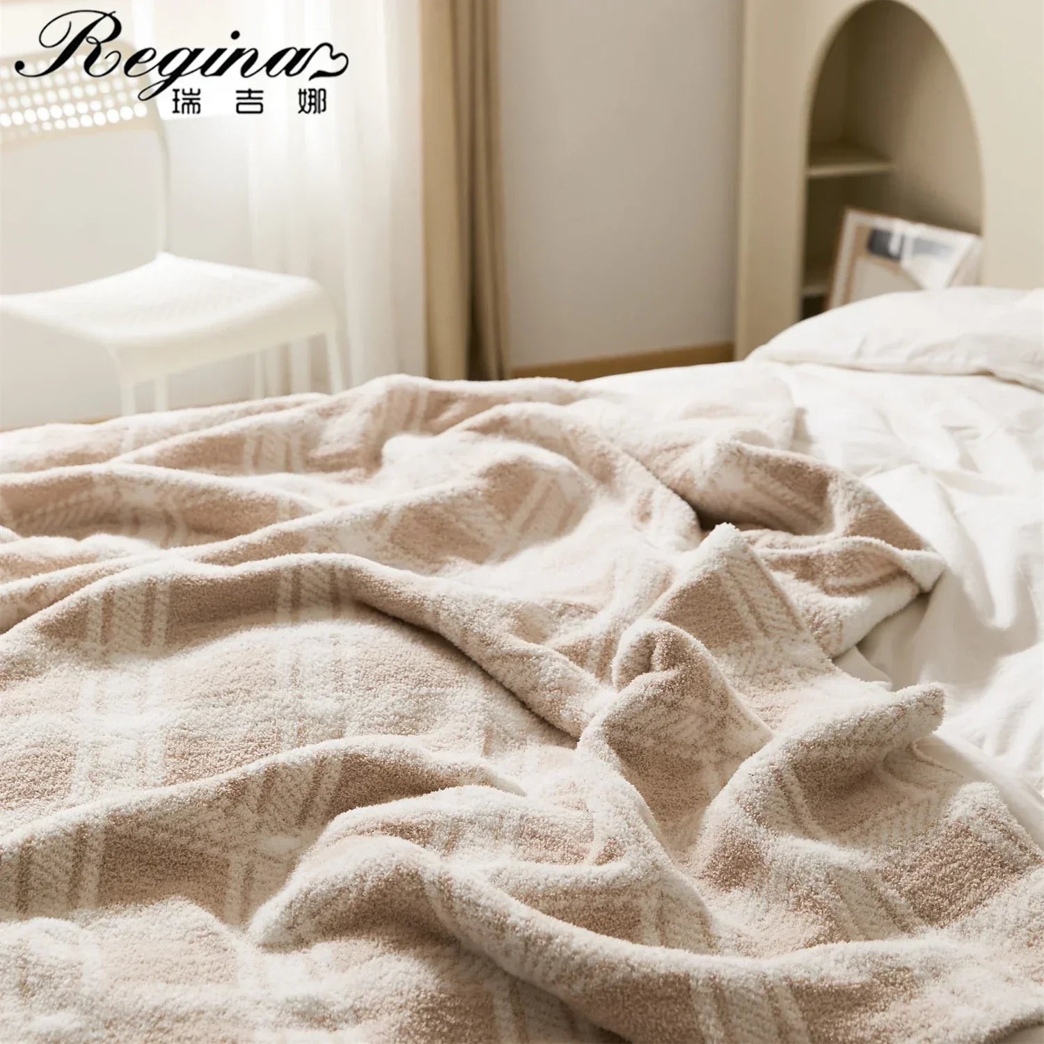 بطانية DecorBites™ المنفوشة والمقلّمة بمربعات: زينة منزلية مريحة من الألياف الدقيقة