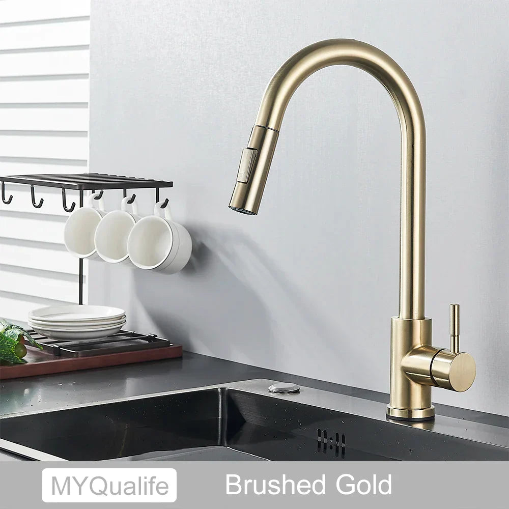Robinet de cuisine doré DecorBites™ avec capteur tactile pour une expérience de mélange sensible