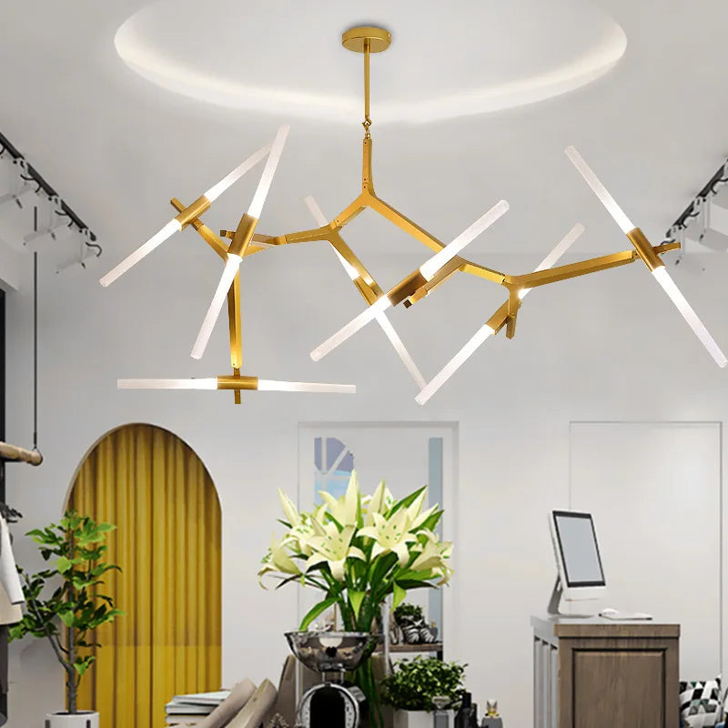 ثريا LED ذهبية من DecorBites™: إضاءة نورديك عصرية للديكور الداخلي.