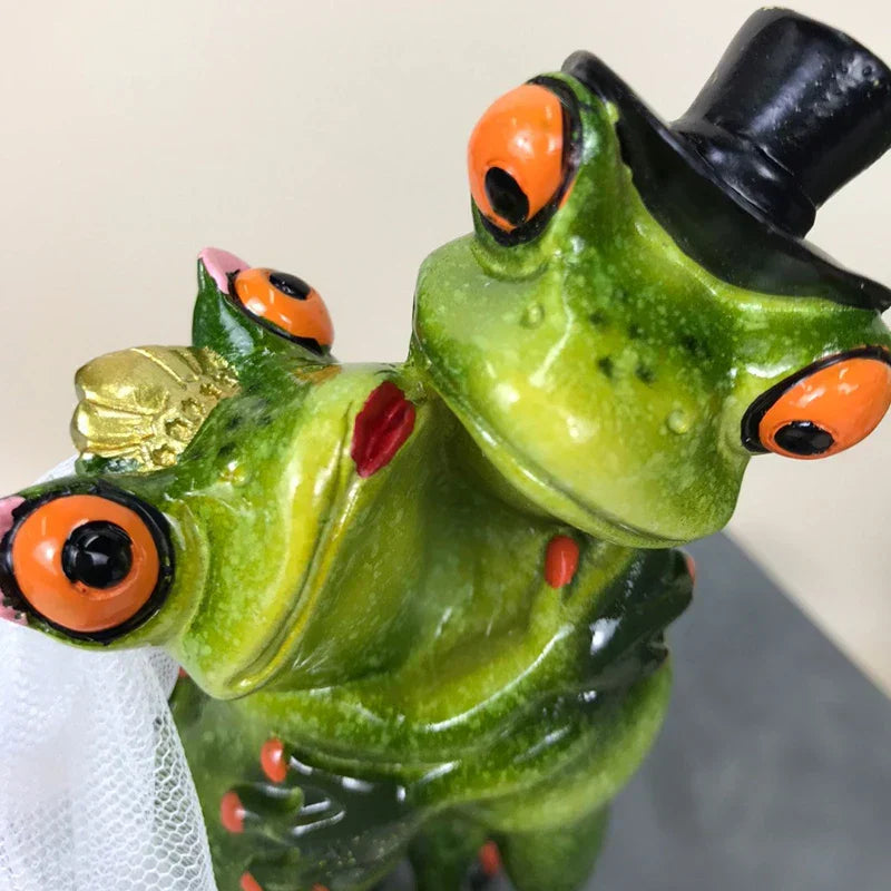 DecorBites™ Statue de couple de grenouilles sur pattes : Statue décorative moderne pour mariage et intérieur