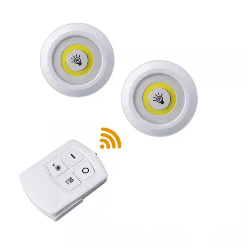 إضاءة LED للخزانة السفلية من ديكور بايتس™ مع جهاز تحكم عن بعد للتحكم في درجة السطوع