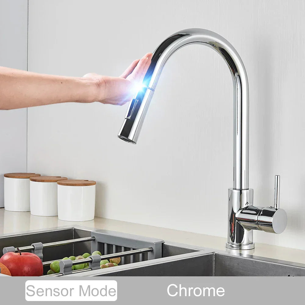 Robinet de cuisine doré DecorBites™ avec capteur tactile pour une expérience de mélange sensible