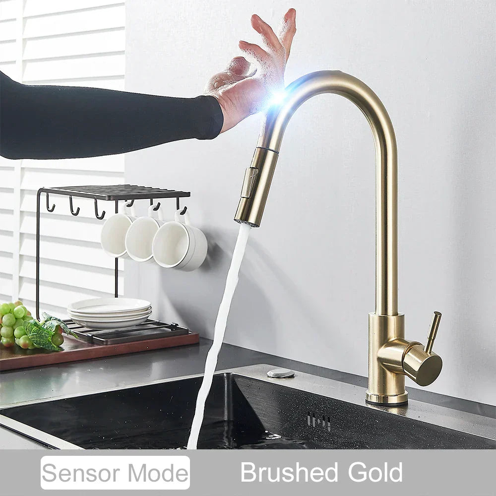 Robinet de cuisine doré DecorBites™ avec capteur tactile pour une expérience de mélange sensible