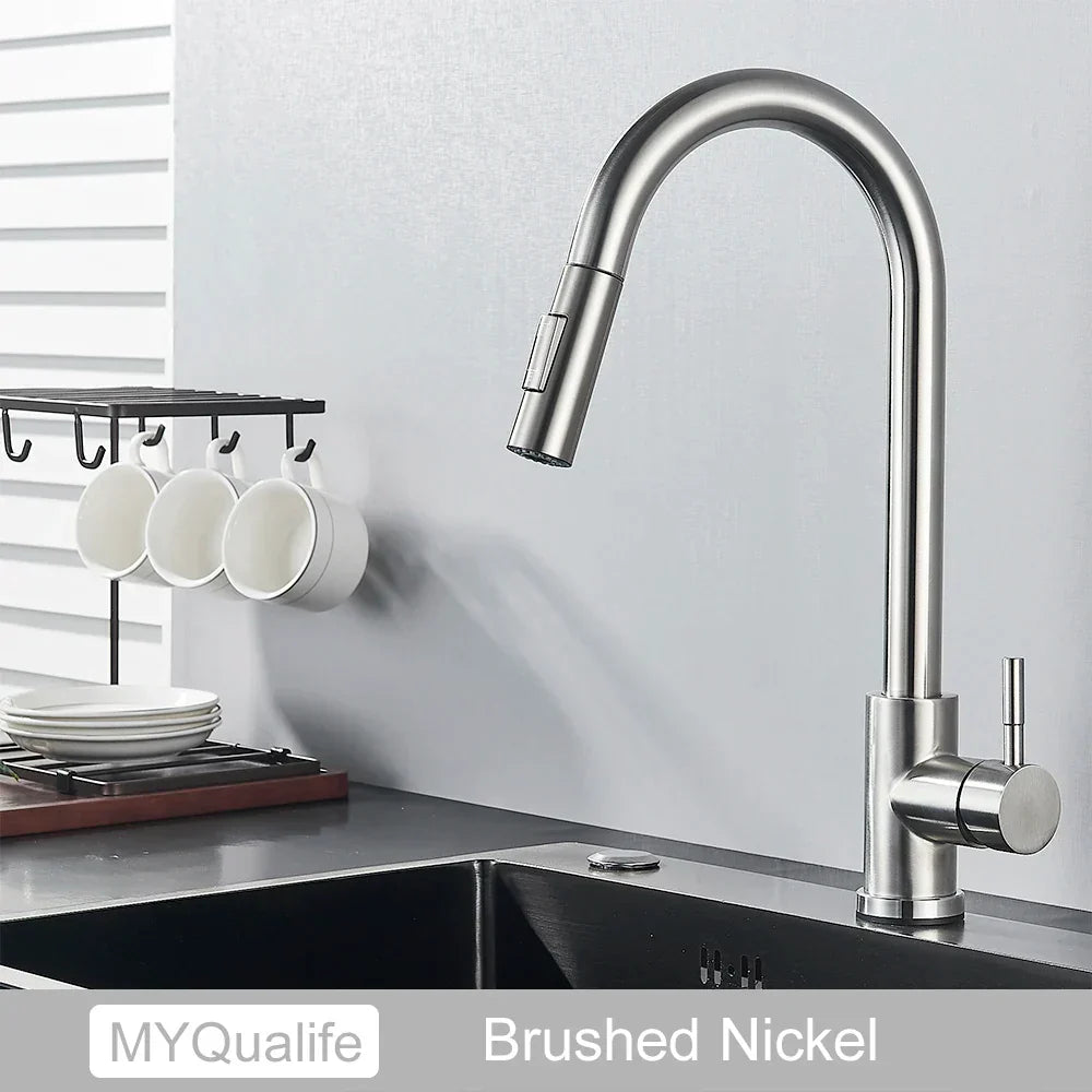 Robinet de cuisine doré DecorBites™ avec capteur tactile pour une expérience de mélange sensible