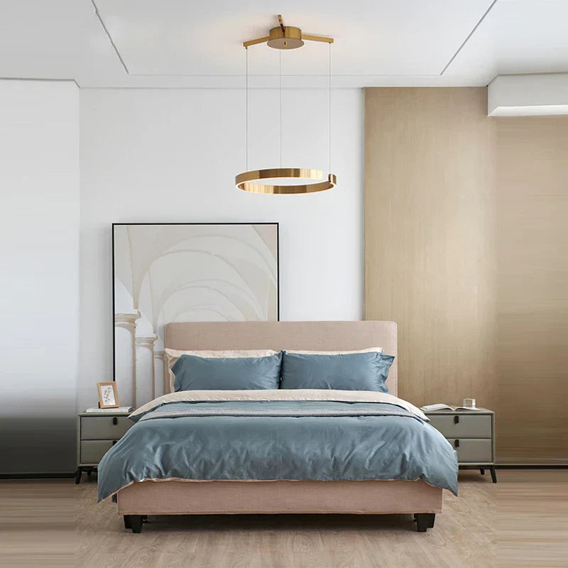 ثريا LED من DecorBites™: تصميم عصري على شكل حلقات دائرية باللون الذهبي، لغرفة المعيشة، غرفة الطعام، غرفة النوم، والمطبخ.