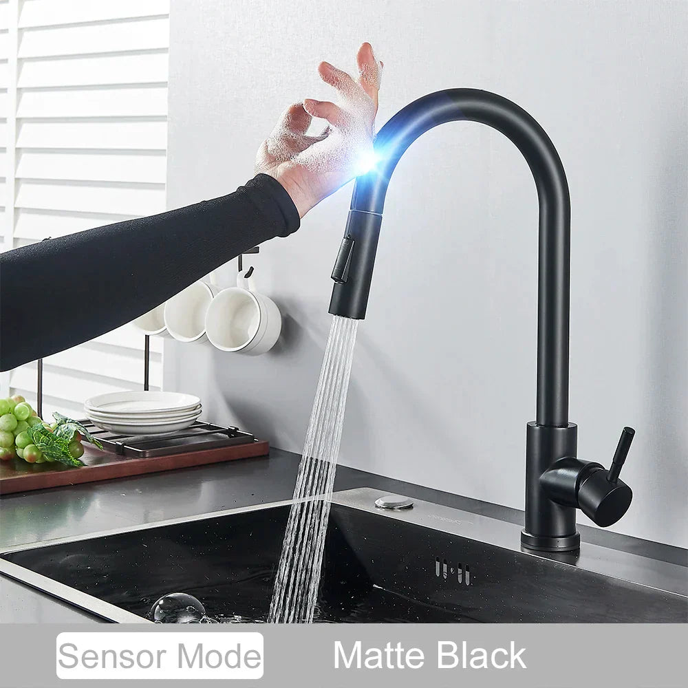 Robinet de cuisine doré DecorBites™ avec capteur tactile pour une expérience de mélange sensible