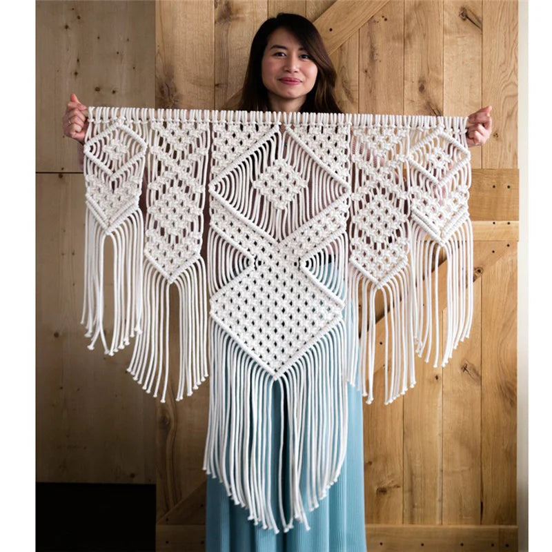 Tapisserie macramé grand format tissée à la main DecorBites™ avec pompons