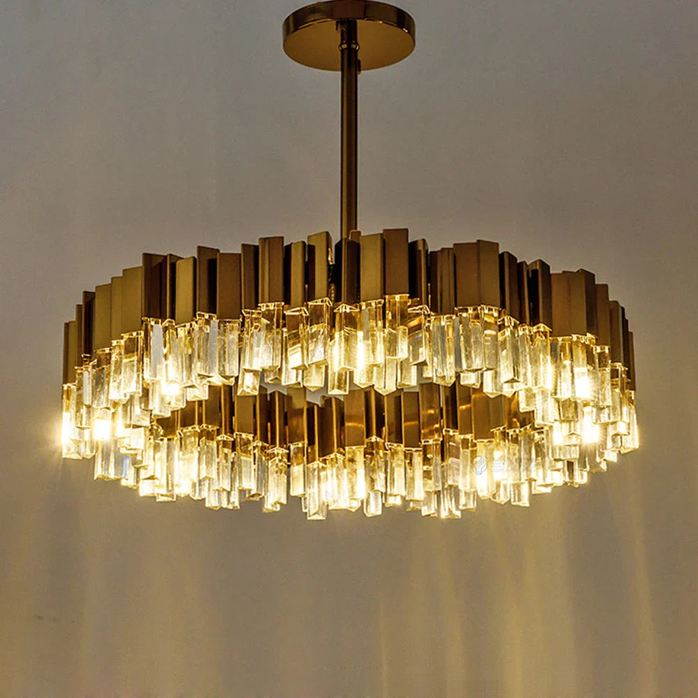 ثريا كريستال ذهبية من الستانلس ستيل من DecorBites™ لإضاءة بهو أنيقة