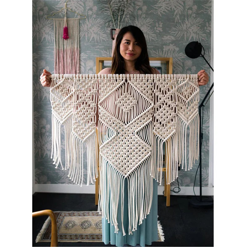 Tapisserie macramé grand format tissée à la main DecorBites™ avec pompons