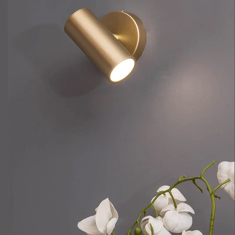 مصباح حائط LED من الحديد الذهبي من DecorBites™ لغرفة النوم وغرفة المعيشة الحديثة