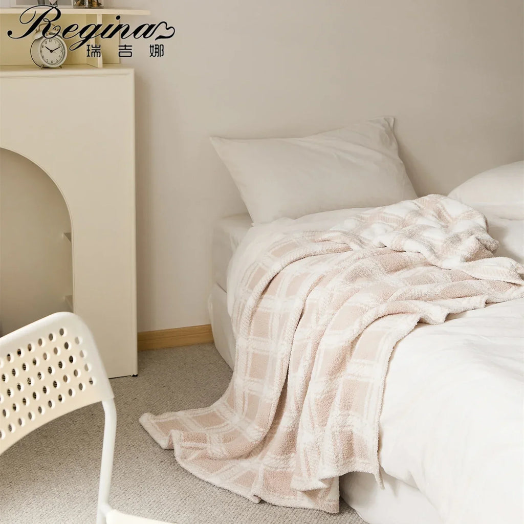 بطانية DecorBites™ المنفوشة والمقلّمة بمربعات: زينة منزلية مريحة من الألياف الدقيقة