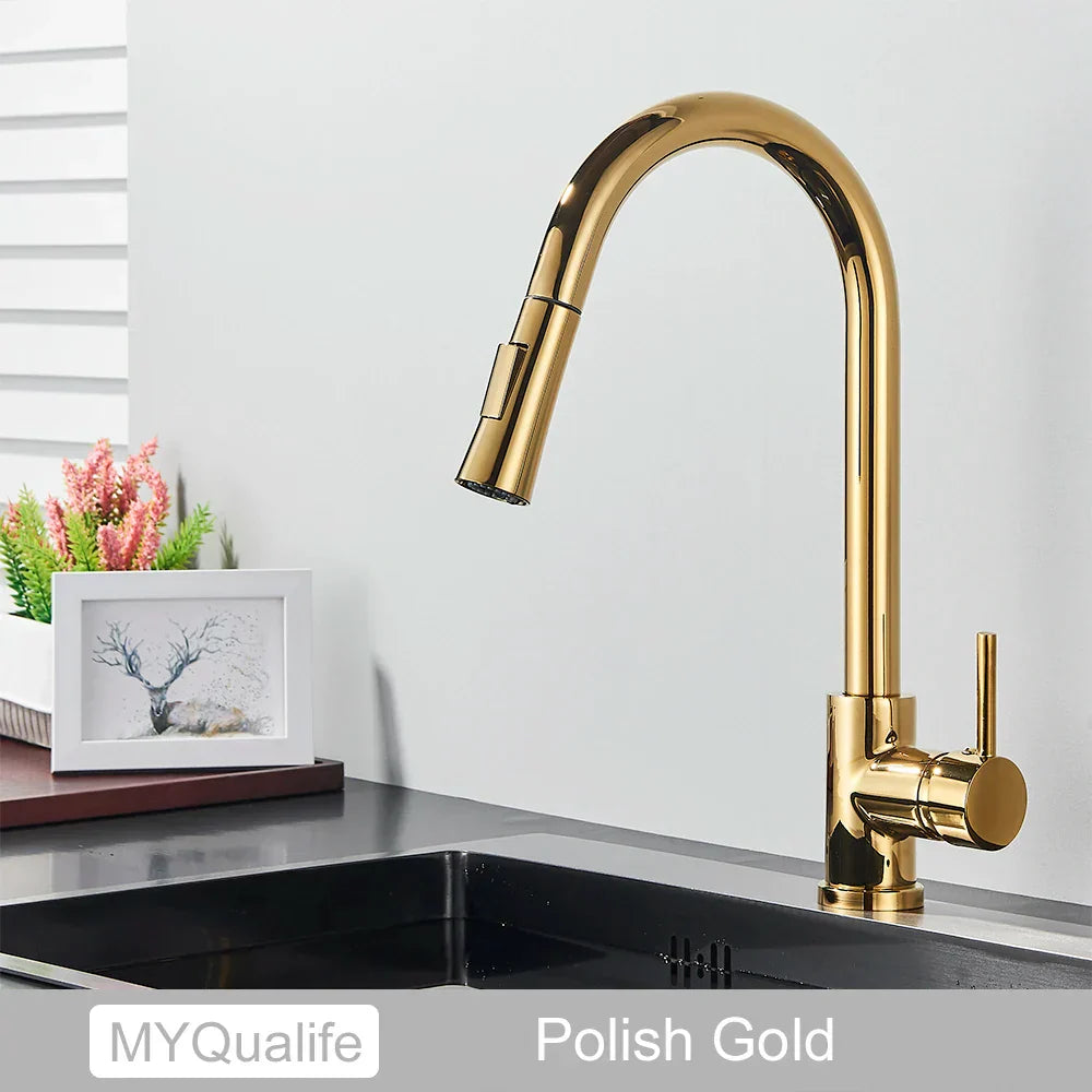 Robinet de cuisine doré DecorBites™ avec capteur tactile pour une expérience de mélange sensible