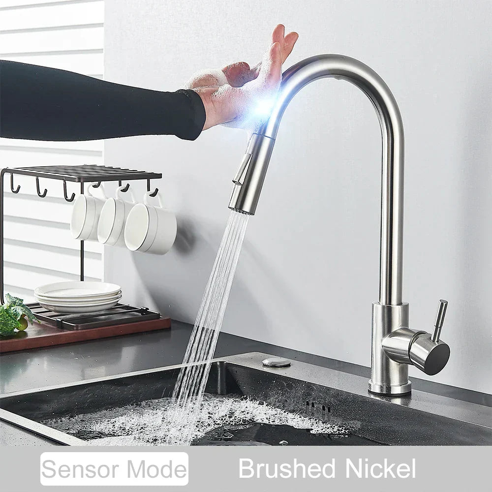 Robinet de cuisine doré DecorBites™ avec capteur tactile pour une expérience de mélange sensible