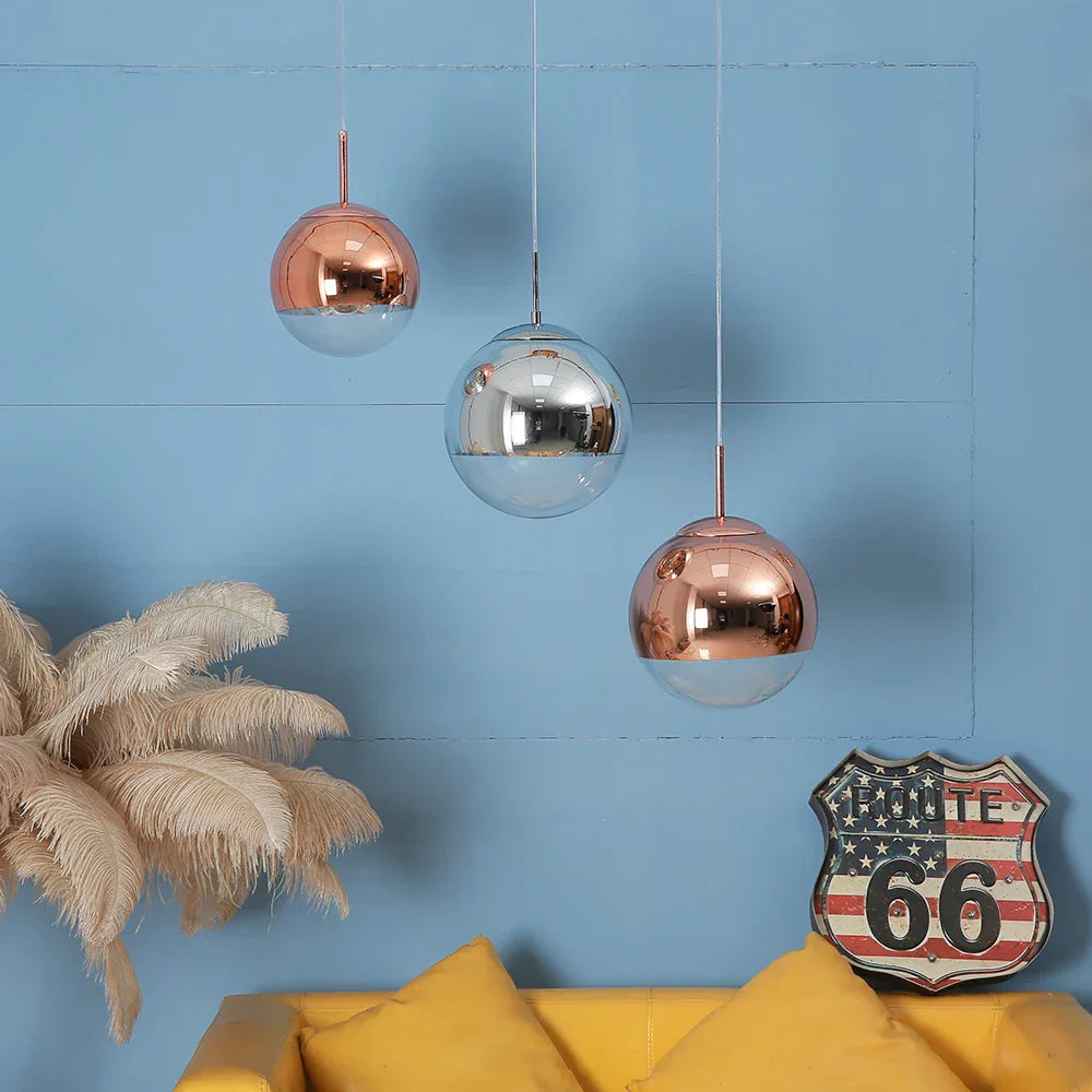 مصباح تعليق LED كروي ذهبي زجاجي من DecorBites™ لغرفة النوم، غرفة المعيشة - مصباح معلق فني حديث