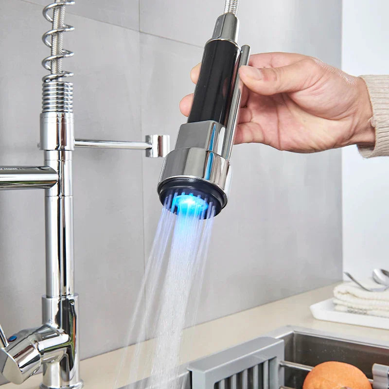 Robinet de cuisine brossé DecorBites™ à LED avec douchette extractible à ressort, bec pivotant à poignée unique