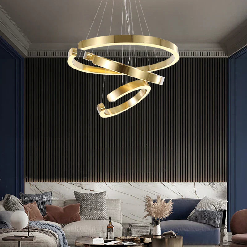 ثريا LED من DecorBites™: تصميم عصري على شكل حلقات دائرية باللون الذهبي، لغرفة المعيشة، غرفة الطعام، غرفة النوم، والمطبخ.