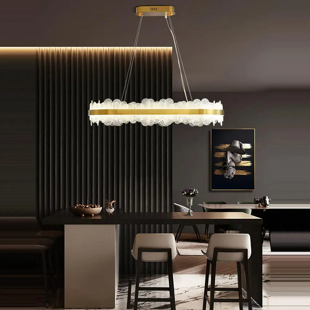 ثريا LED ذهبية بتصميم عصري من الفولاذ المقاوم للصدأ من DecorBites™ لغرفة الطعام