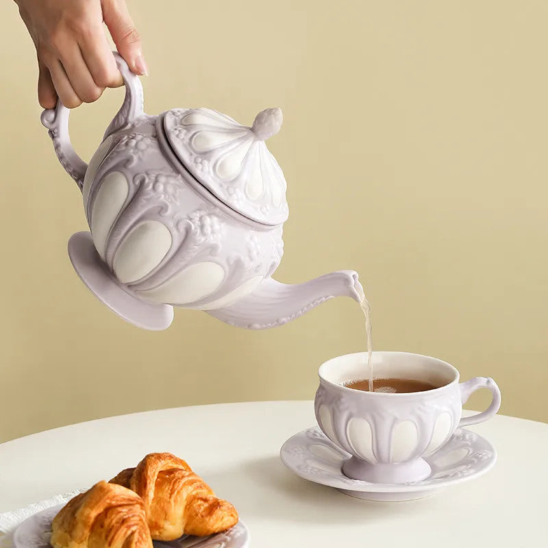 Service à thé élégant en porcelaine DecorBites™ : théière, tasses, soucoupes, cafetière haut de gamme, parfait pour les fêtes