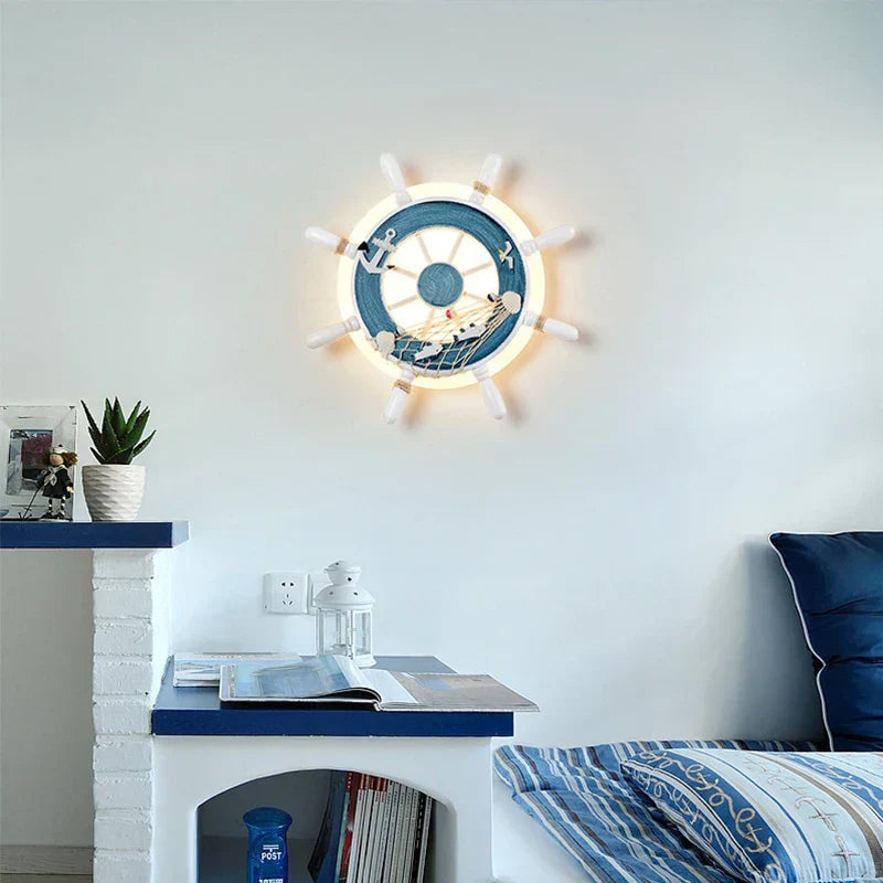 DecorBites™ مصباح حائط دفة سفينة LED للأطفال - ديكور البحر الأبيض المتوسط بطابع المحيط