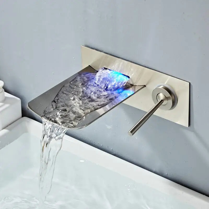 خلاط حائط لحوض الاستحمام من DecorBites™ LED بتصميم شلال مع التحكم في درجة الحرارة