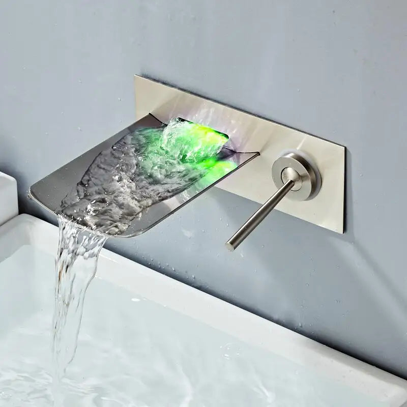 خلاط حائط لحوض الاستحمام من DecorBites™ LED بتصميم شلال مع التحكم في درجة الحرارة