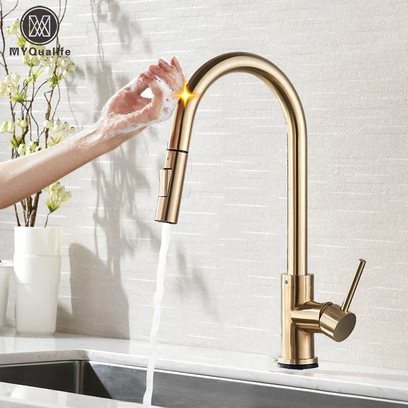 Robinet de cuisine doré DecorBites™ avec capteur tactile pour une expérience de mélange sensible