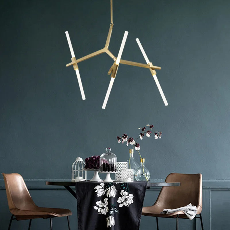 ثريا LED ذهبية من DecorBites™: إضاءة نورديك عصرية للديكور الداخلي.