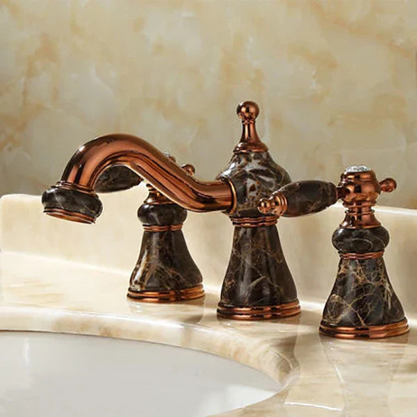 DecorBites™ خلاط حوض واسع بـ 3 فتحات من النحاس الذهبي واليشم بمقبضين