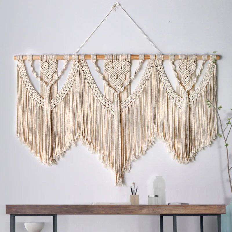 معلقة جدارية مكرمية منسوجة يدوياً كبيرة الحجم من DecorBites™ مع عصا خشبية وشراشيب