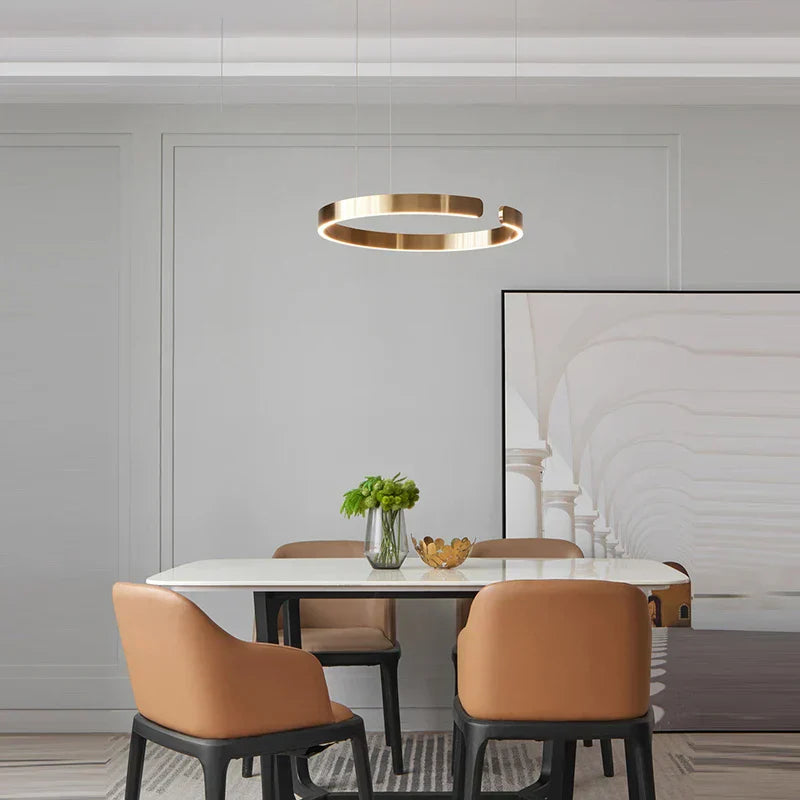 ثريا LED من DecorBites™: تصميم عصري على شكل حلقات دائرية باللون الذهبي، لغرفة المعيشة، غرفة الطعام، غرفة النوم، والمطبخ.