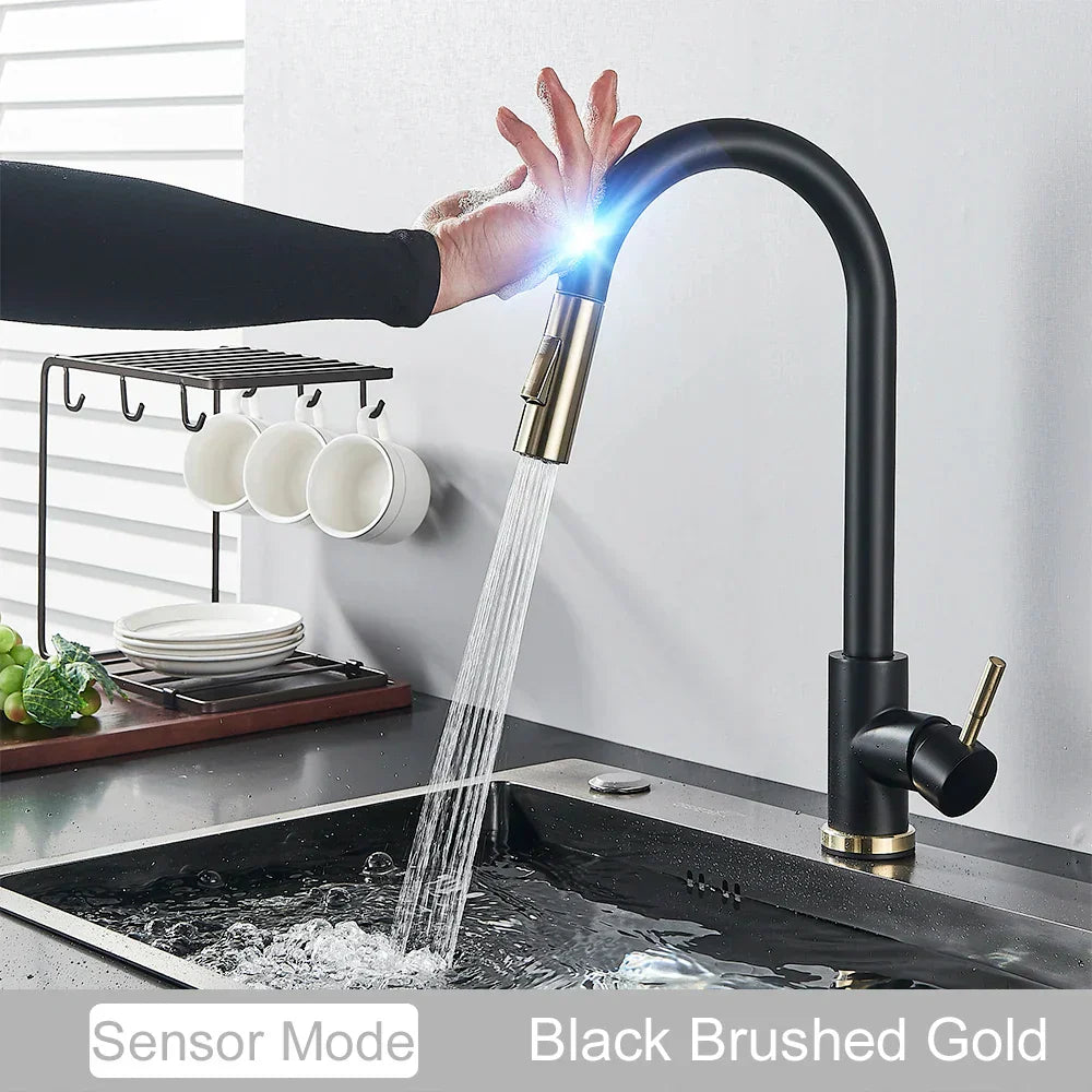 Robinet de cuisine doré DecorBites™ avec capteur tactile pour une expérience de mélange sensible