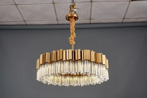 ثريا كريستال ذهبية من الستانلس ستيل من DecorBites™ لإضاءة بهو أنيقة