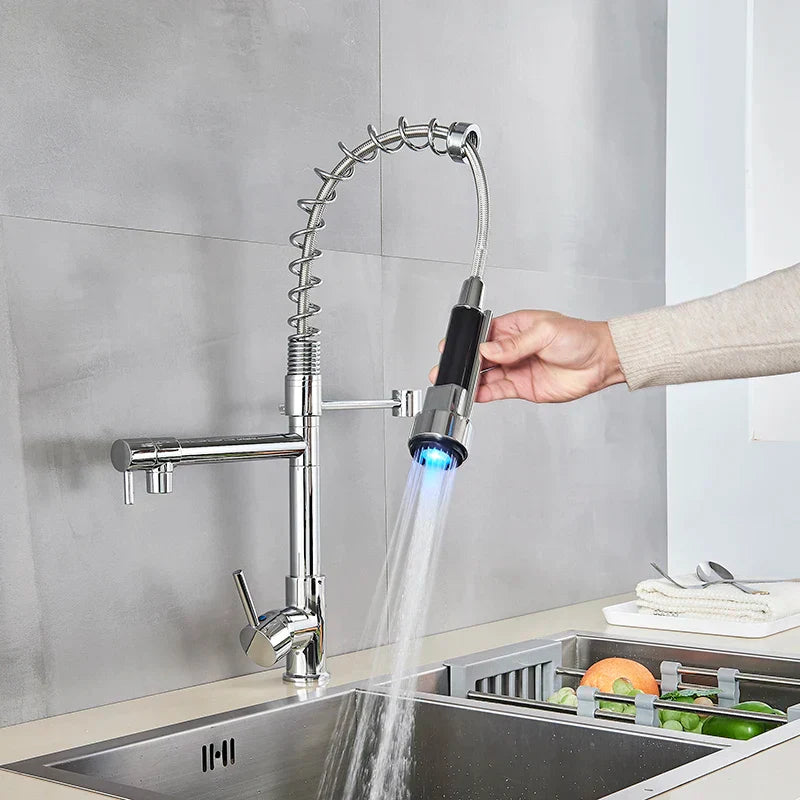 Robinet de cuisine brossé DecorBites™ à LED avec douchette extractible à ressort, bec pivotant à poignée unique