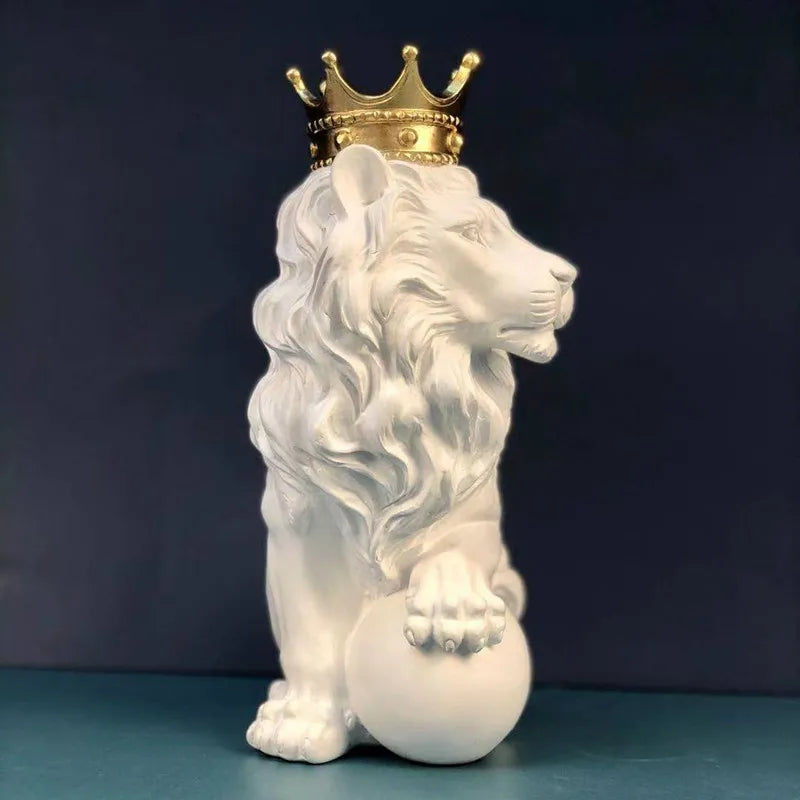 تمثال أسد الملك ذو التاج الذهبي من DecorBites™ ارتفاع 17 سم ديكور منزلي ومكتبي حرفة نوردية
