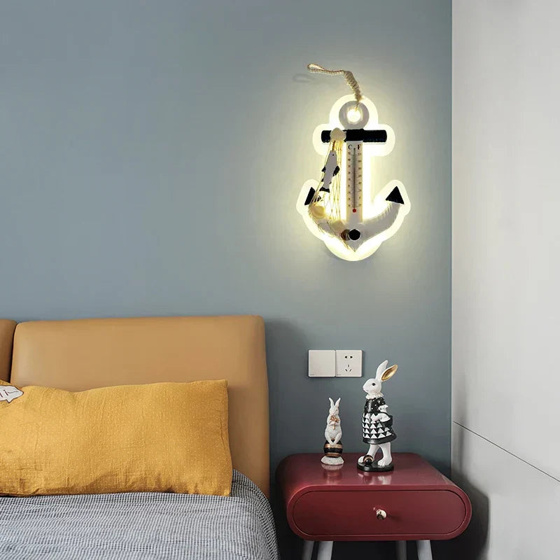 DecorBites™ مصباح حائط دفة سفينة LED للأطفال - ديكور البحر الأبيض المتوسط بطابع المحيط
