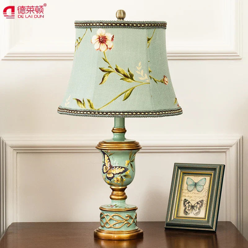 مصباح طاولة DecorBites™ الأخضر من الراتنج: مصباح عتيق بجانب السرير لديكور غرفة النوم