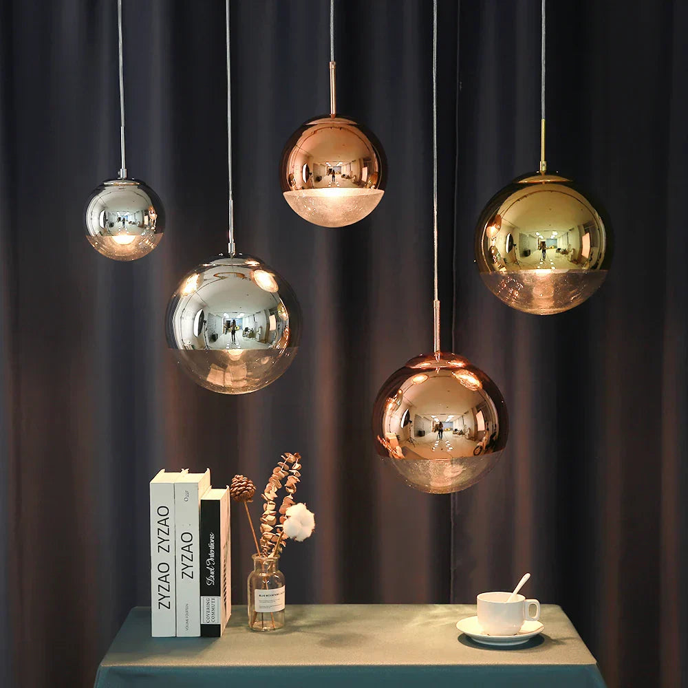 مصباح تعليق LED كروي ذهبي زجاجي من DecorBites™ لغرفة النوم، غرفة المعيشة - مصباح معلق فني حديث