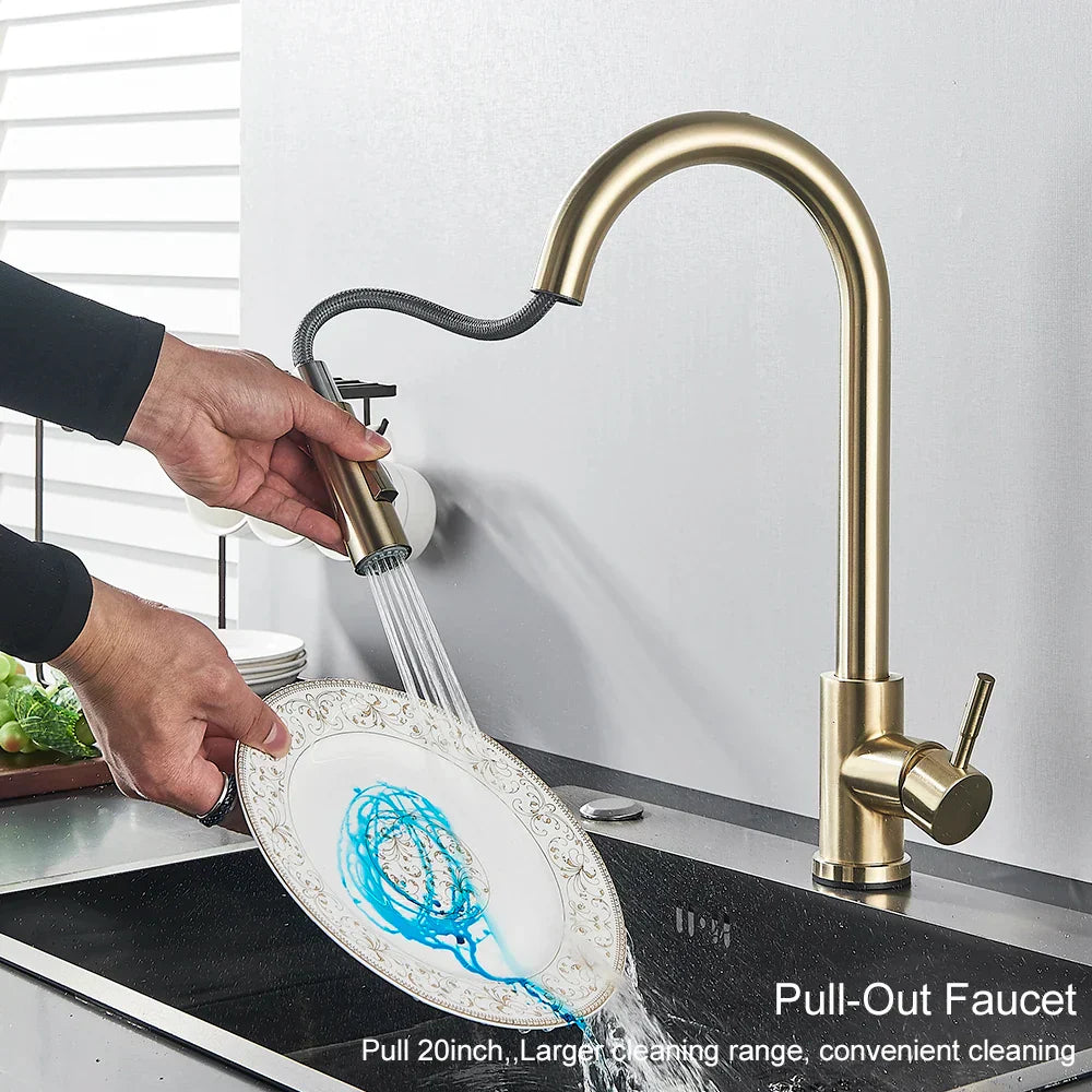 Robinet de cuisine doré DecorBites™ avec capteur tactile pour une expérience de mélange sensible
