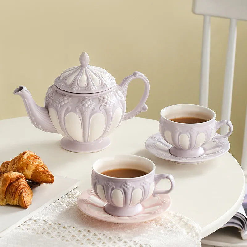 Service à thé élégant en porcelaine DecorBites™ : théière, tasses, soucoupes, cafetière haut de gamme, parfait pour les fêtes