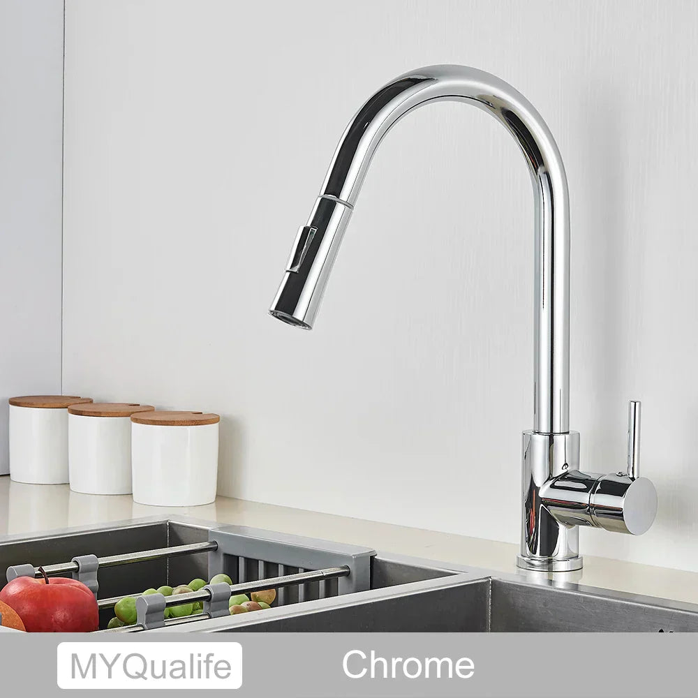 Robinet de cuisine doré DecorBites™ avec capteur tactile pour une expérience de mélange sensible