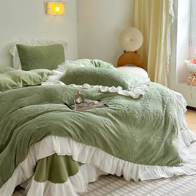 طقم شراشف DecorBites™ الفرنسي المخملي المنحوت مع دانتيل الكشكشة، غطاء لحاف مخملي مرجاني، ملاءة سرير فاخرة
