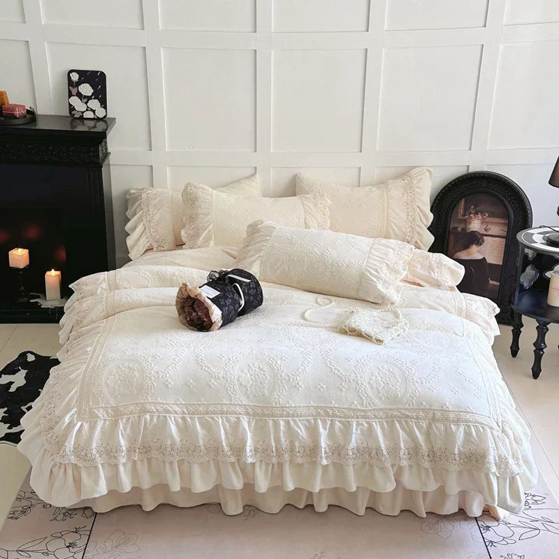 طقم سرير زفاف من المخمل والدانتيل بكسرات وتفاصيل منحوتة من DecorBites™