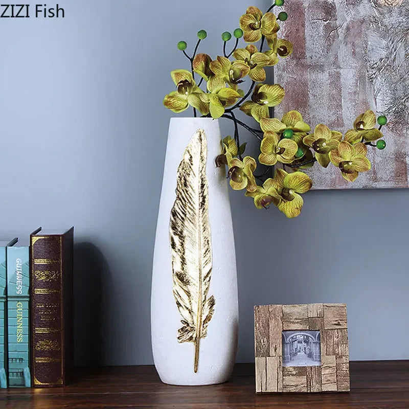 مجموعة مزهرية ريشة ذهبية وزهور اصطناعية DecorBites™ - ديكور منزلي عصري